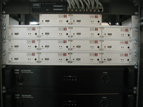 Vista frontal, mostrando o material de distribuição de audio via IP e o de amplificação, contendo internamente módulos de supervisão.